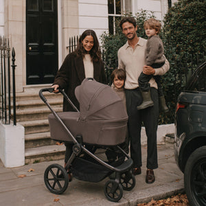 Familia paseando con el capazo del MB450 ARC Mocha Atelier