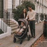 Familia con el bebé en la silla de paseo MB450 ARC Mocha Atelier